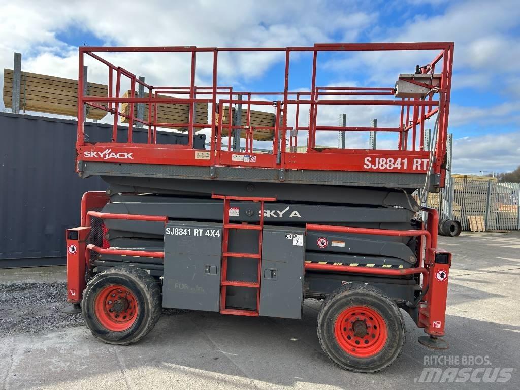 SkyJack SJ 8841 RT رافعات مقصية الشكل