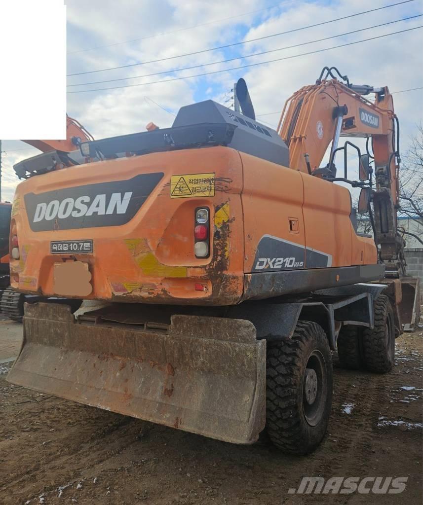 Doosan DX210WA حفارات بعجل