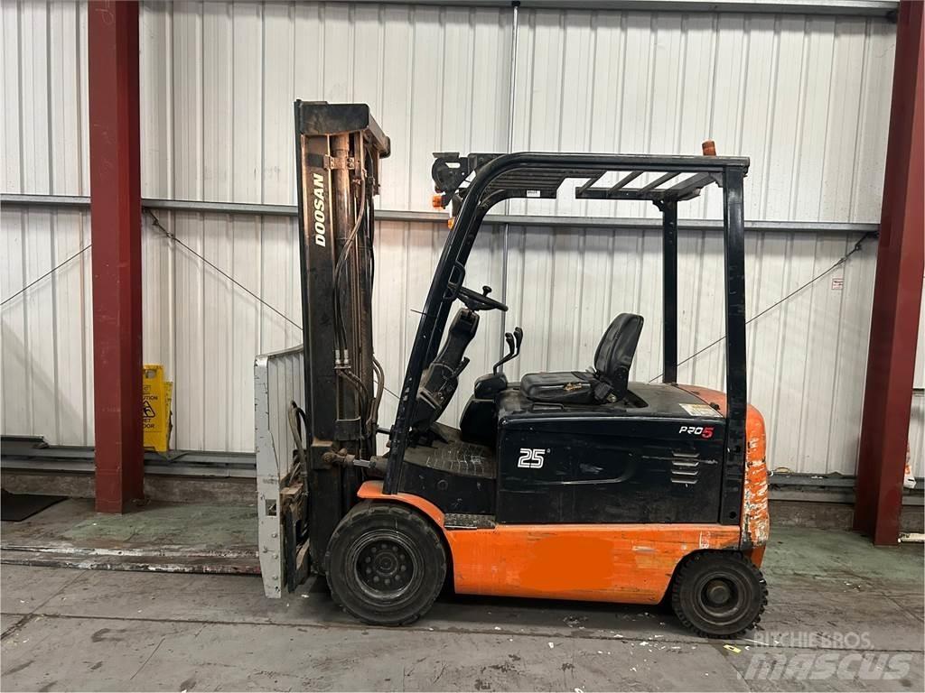 Doosan B25X-5 شاحنات ذات رافعات شوكية تعمل بالكهرباء