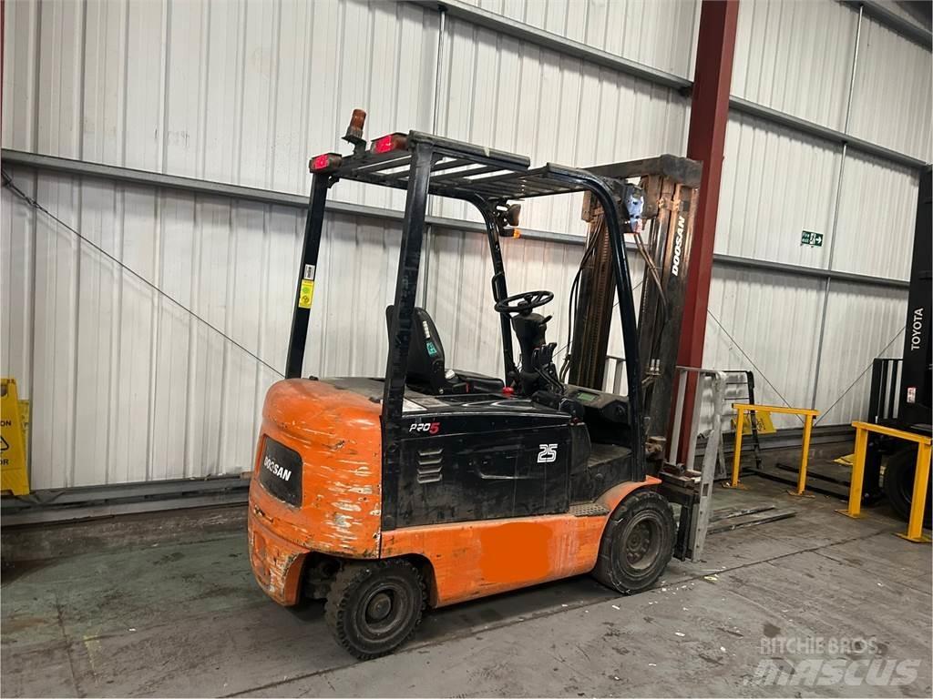 Doosan B25X-5 شاحنات ذات رافعات شوكية تعمل بالكهرباء