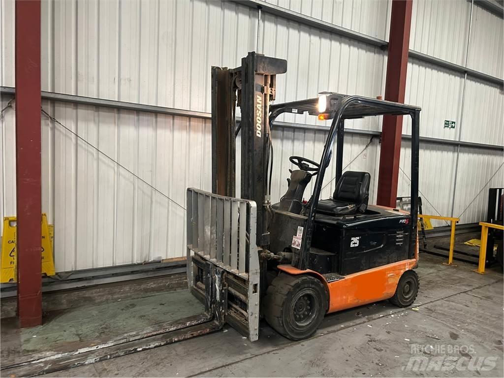 Doosan B25X-5 شاحنات ذات رافعات شوكية تعمل بالكهرباء