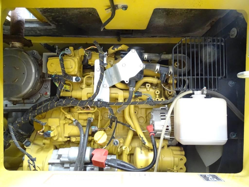 CAT 310 حفارات زحافة
