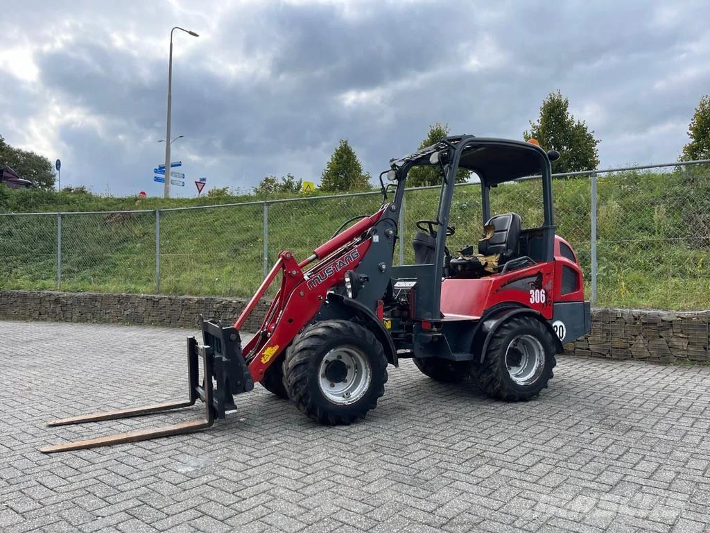 Mustang AL306 بلدوزرات بعجلات