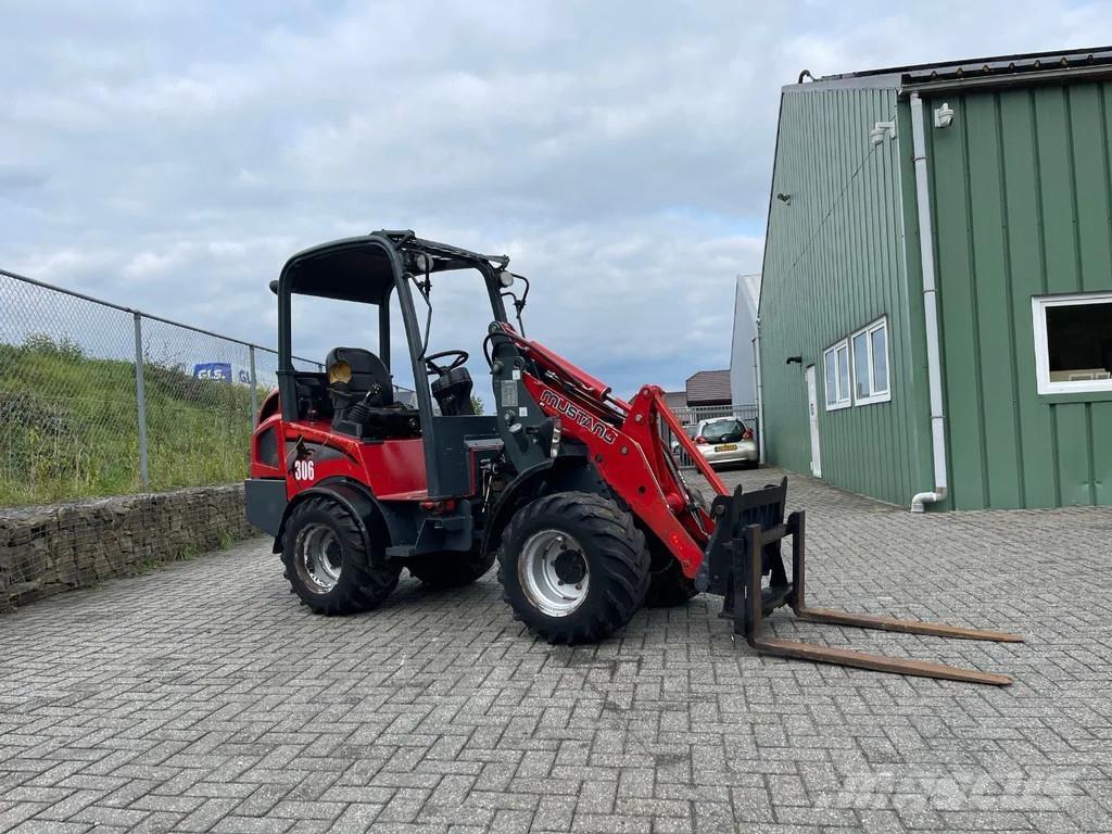 Mustang AL306 بلدوزرات بعجلات