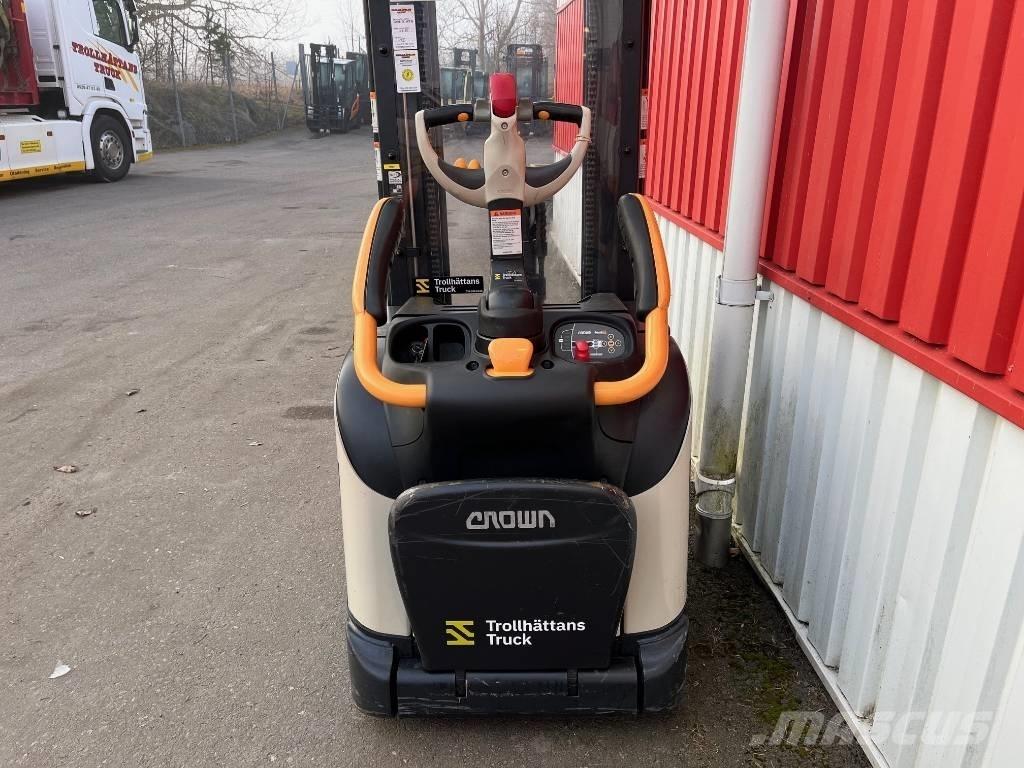 Crown ETi 4000-1.2 معدات التكديس الجوالة