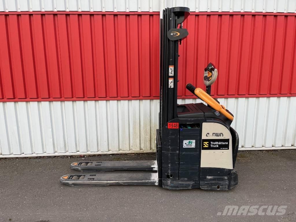Crown ETi 4000-1.2 معدات التكديس الجوالة