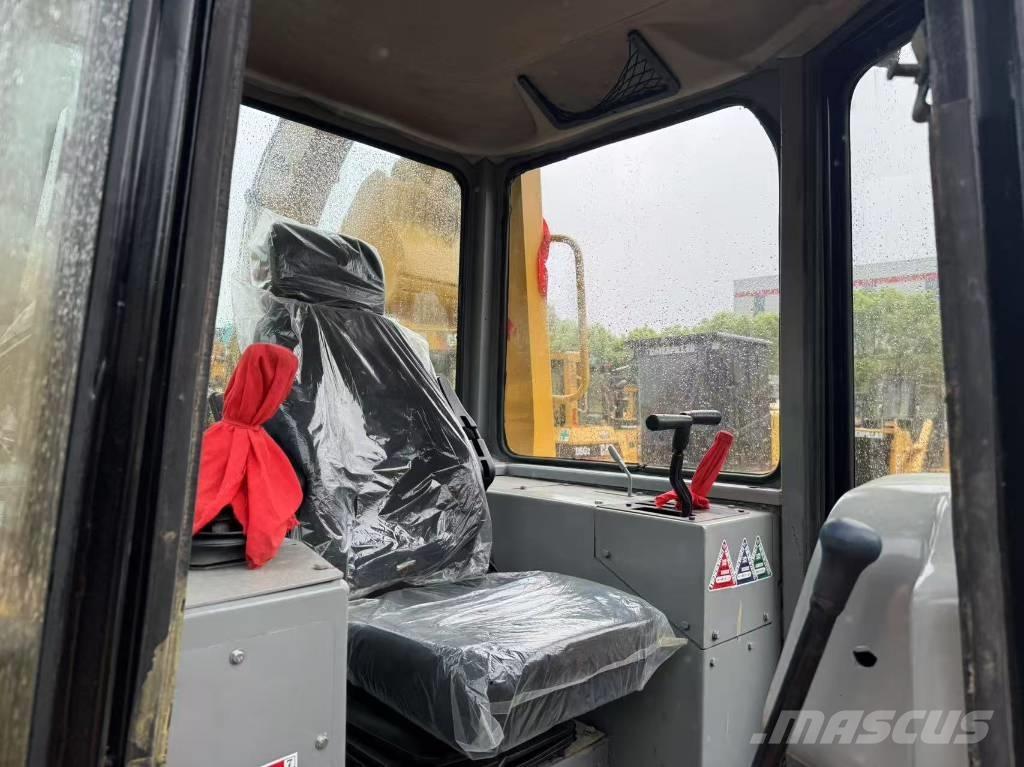 CAT D 7 G بلدوزرات مجنزرة