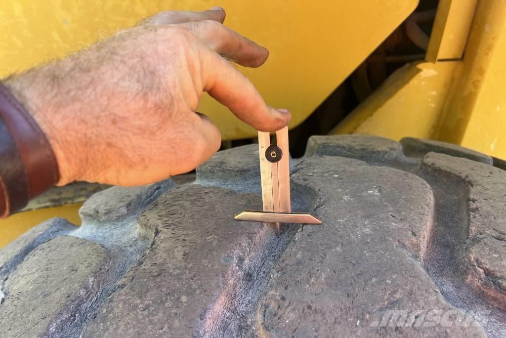 CAT 938 G لوادر بعجل