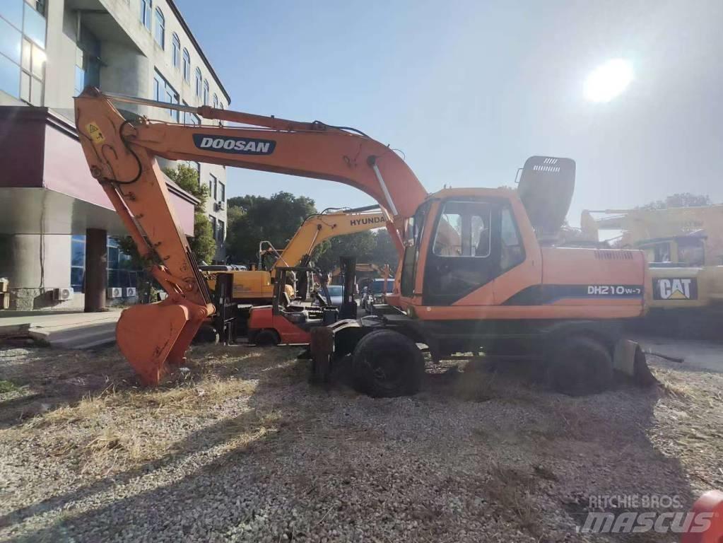 Doosan DX 210 W حفارات بعجل