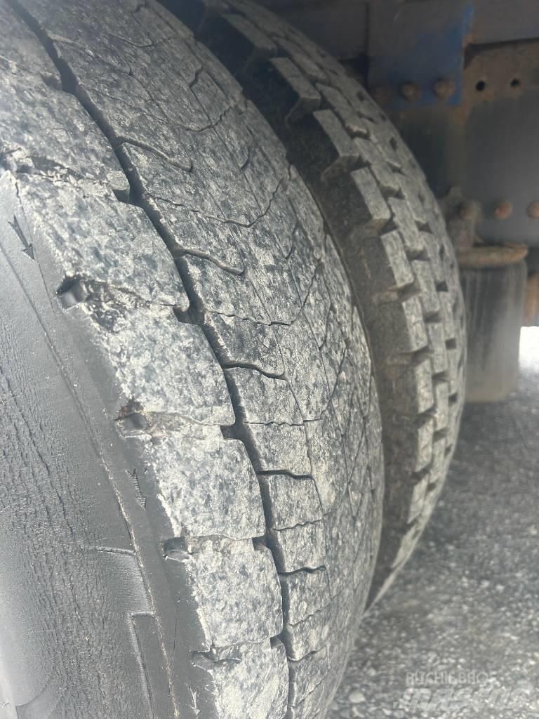 Volvo FM 11 330 شاحنات بمقصورة وهيكل