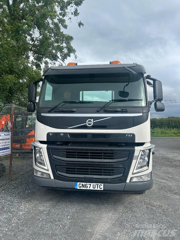 Volvo FM 11 330 شاحنات بمقصورة وهيكل