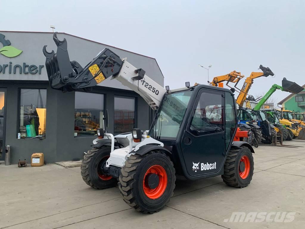 Bobcat T 2250 معدات مناولة لأغراض الزراعة