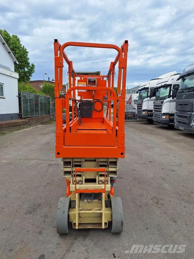 JLG 2030 ES رافعات مقصية الشكل