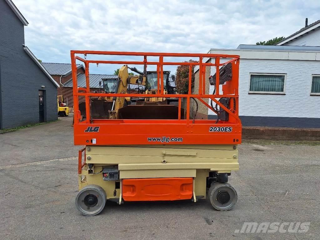 JLG 2030 ES رافعات مقصية الشكل