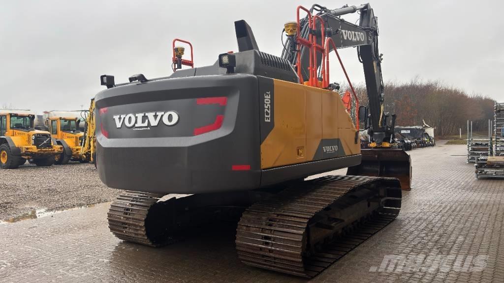 Volvo EC 250 EL حفارات زحافة