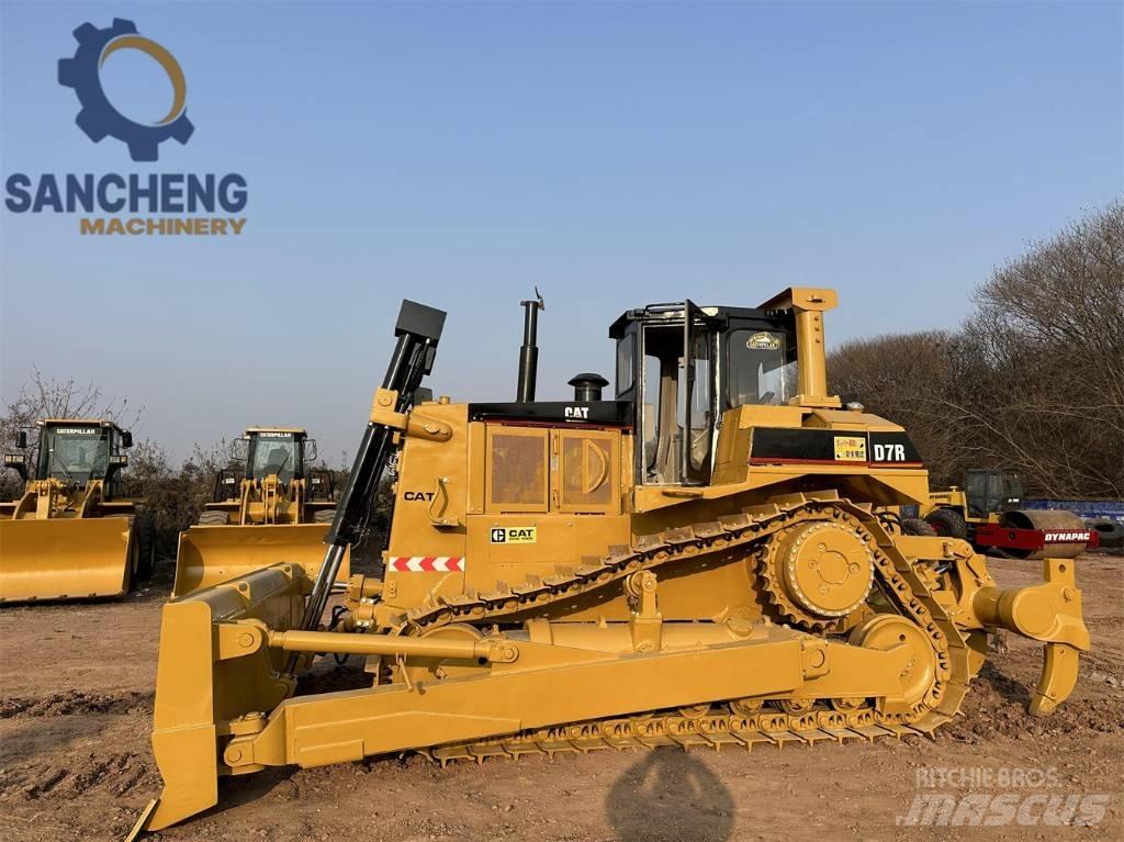 CAT D 7 R بلدوزرات مجنزرة