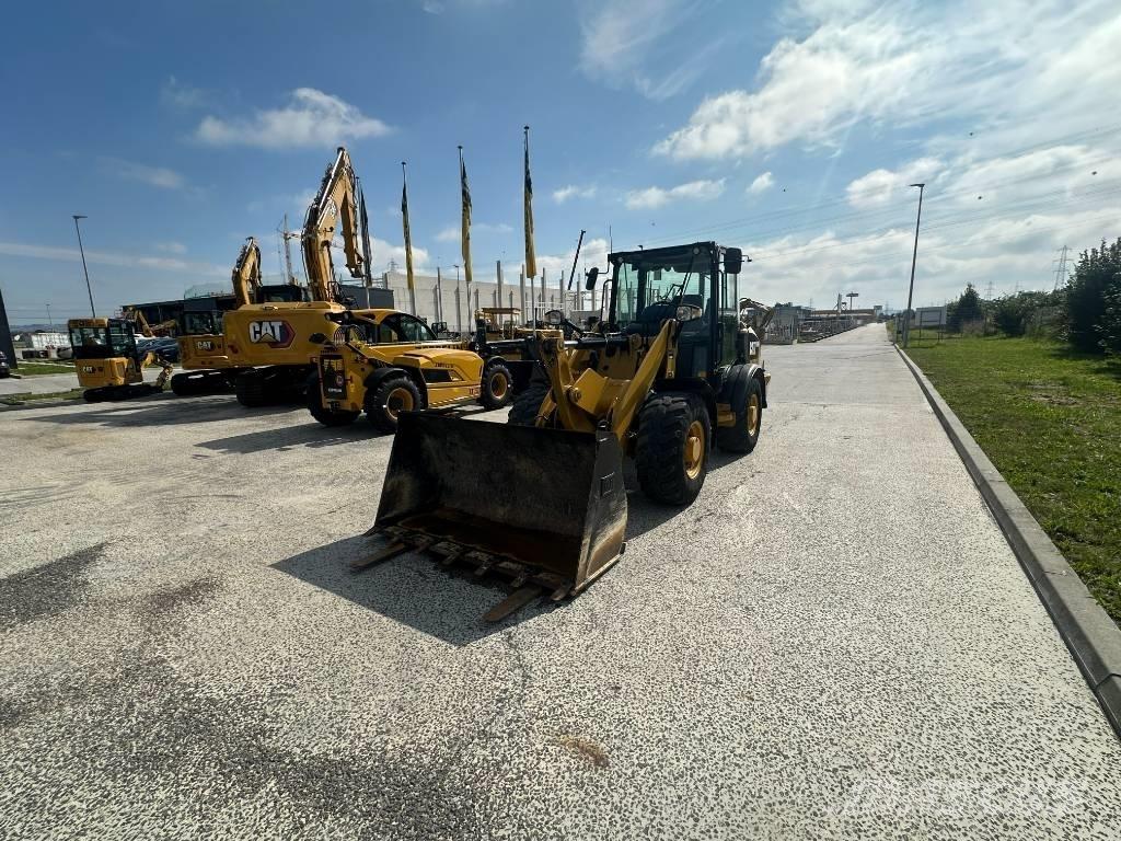 CAT 906 M لوادر بعجل