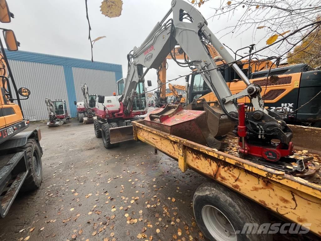 Takeuchi TB 295 W حفارات بعجل