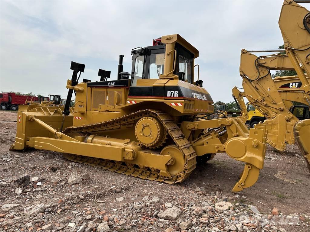 CAT D 7 R بلدوزرات مجنزرة