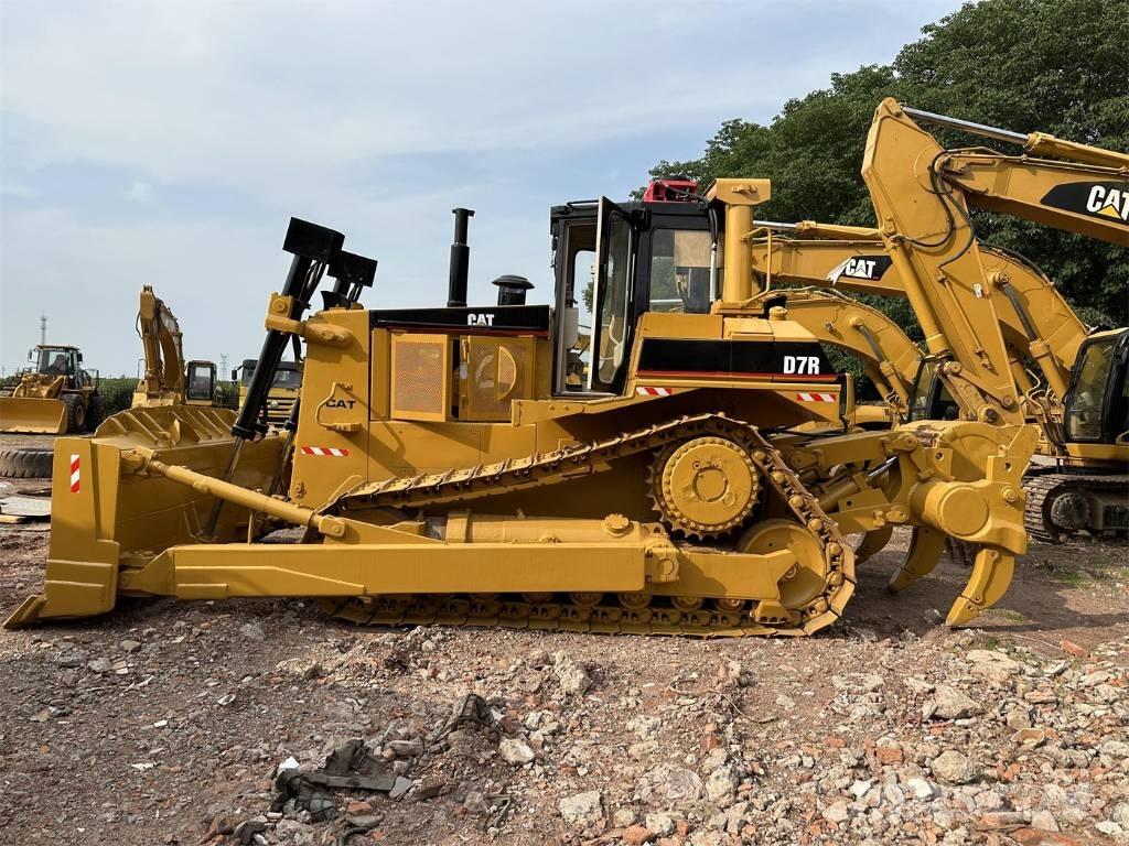 CAT D 7 R بلدوزرات مجنزرة