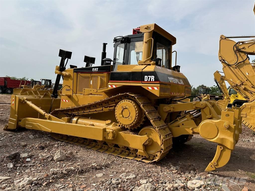 CAT D 7 R بلدوزرات مجنزرة