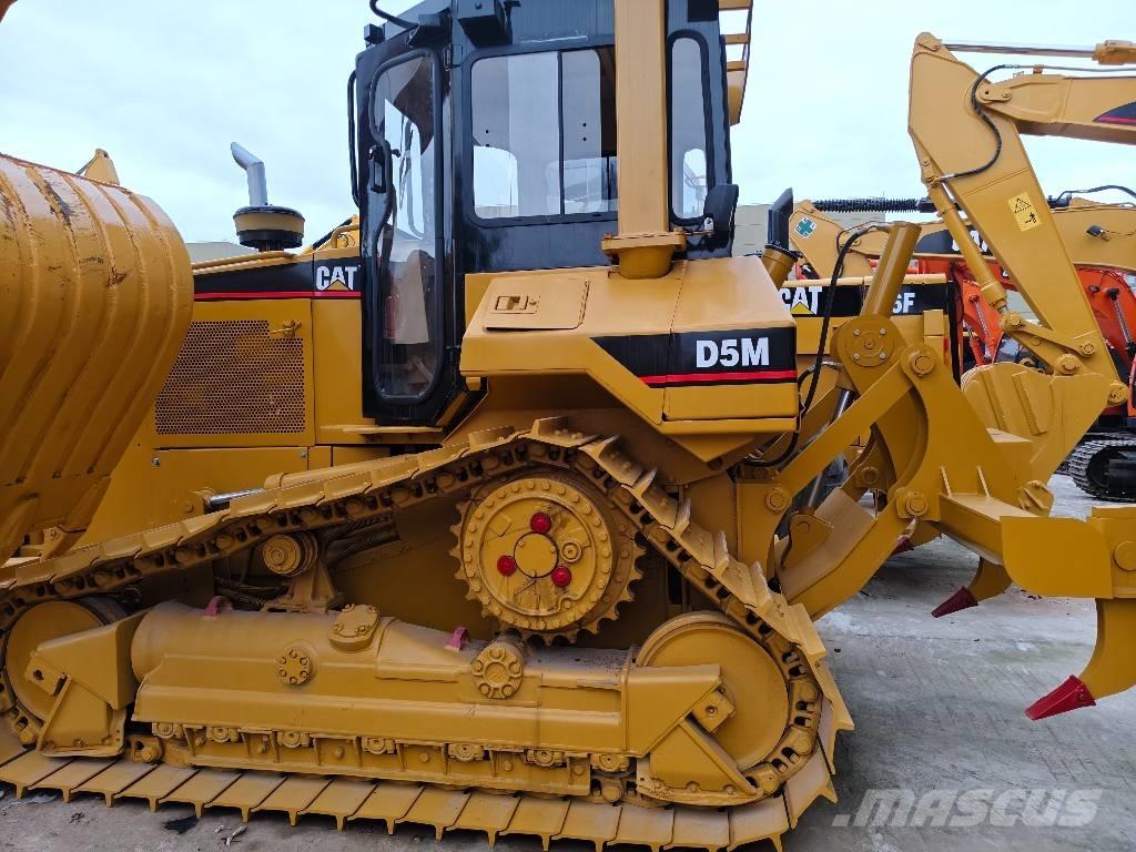 CAT D 5 M بلدوزرات مجنزرة