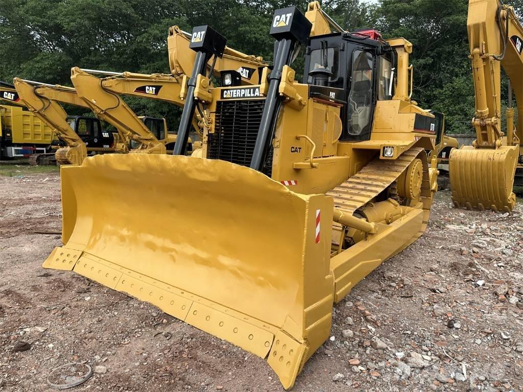 CAT D 7 R بلدوزرات مجنزرة