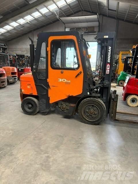 Doosan FD30 شاحنات الديزل