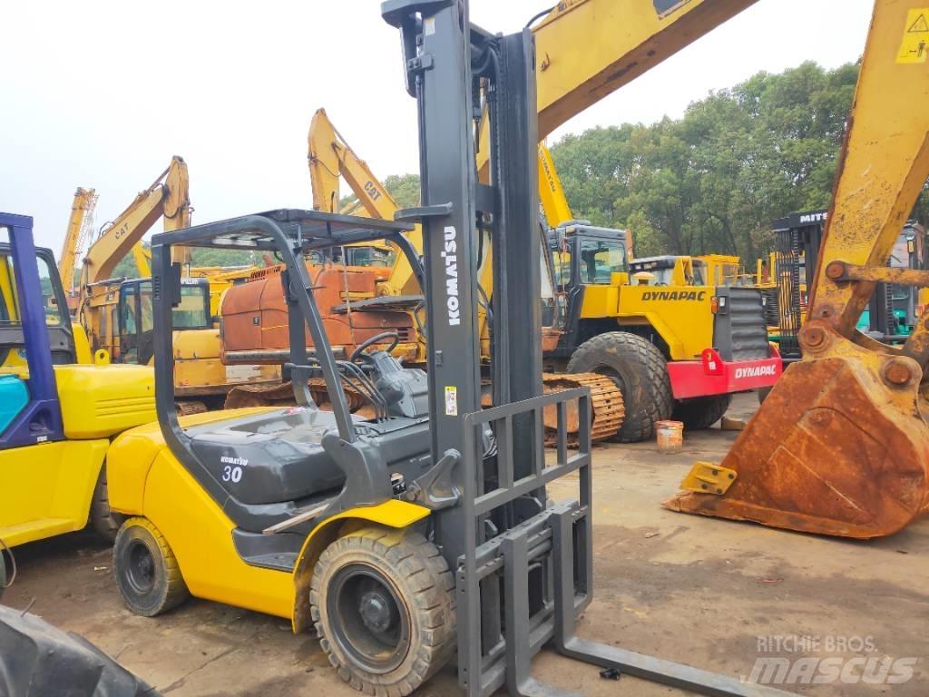 Komatsu FD 30 T-17 شاحنات الديزل