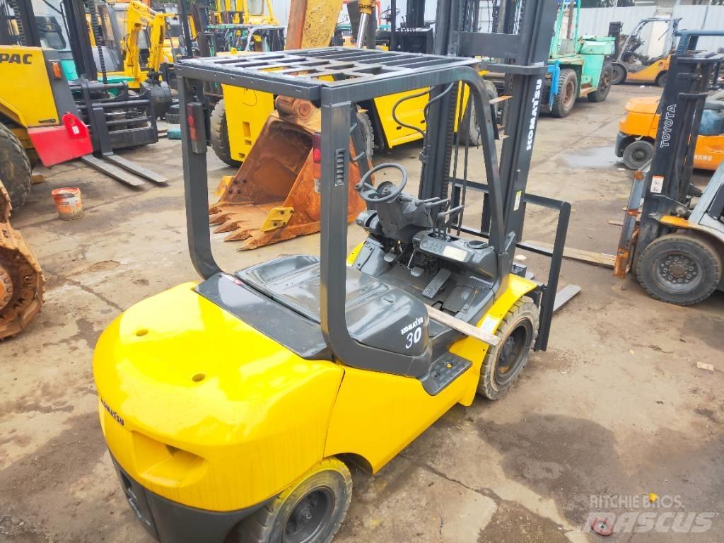 Komatsu FD 30 T-17 شاحنات الديزل