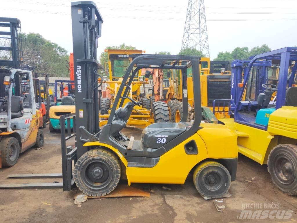 Komatsu FD 30 T-17 شاحنات الديزل