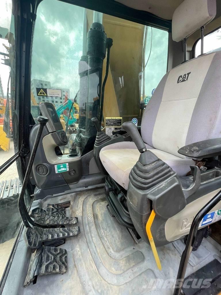 CAT 323 D حفارات زحافة