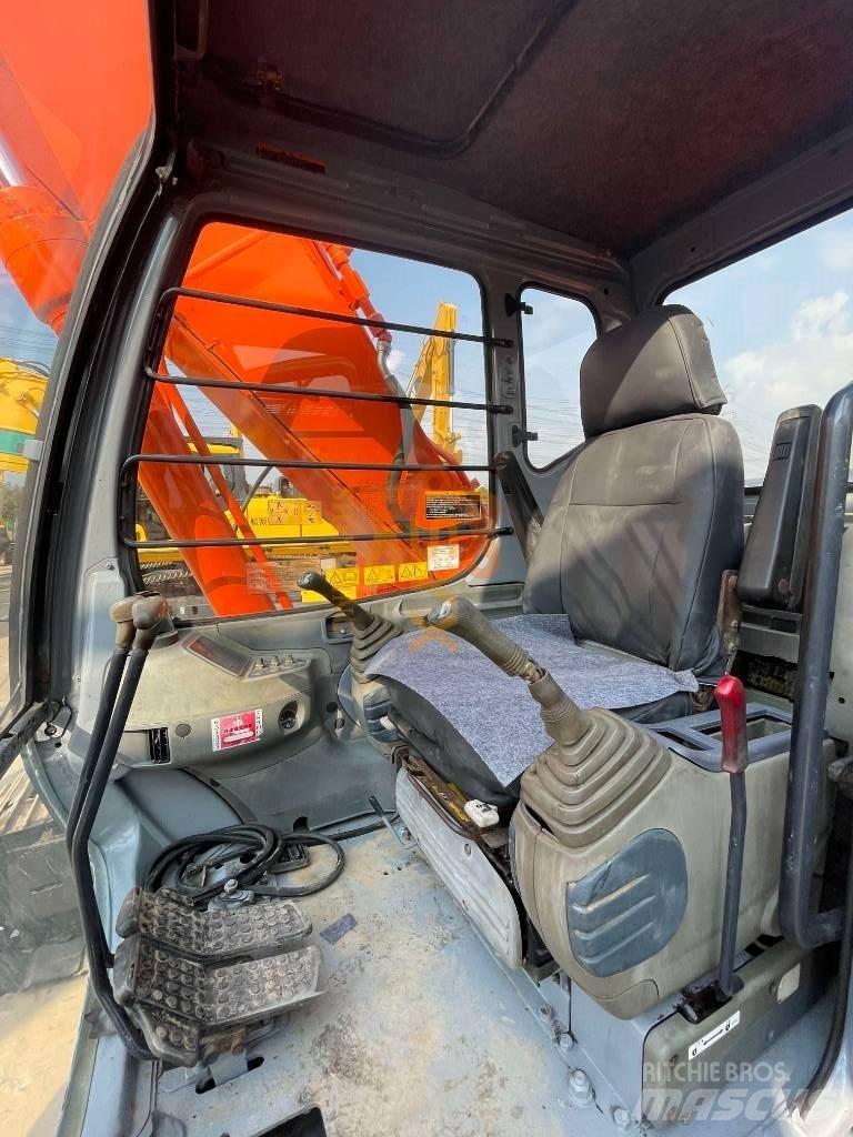 Hitachi EX 200-5 حفارات زحافة