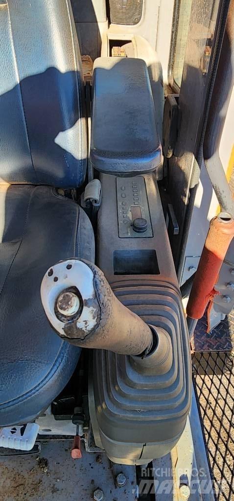 Hitachi ZX 225 USR حفارات زحافة