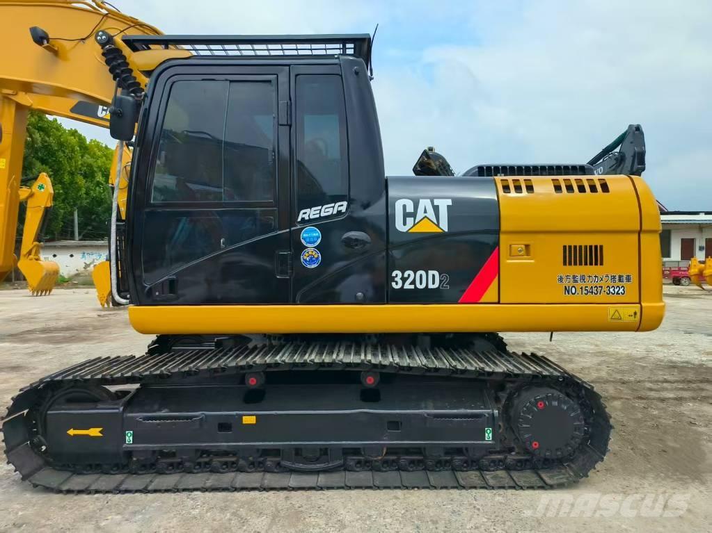 CAT 320 D حفارات زحافة