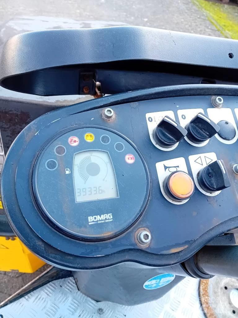 Bomag BW 100 AD-4 مداحل ثنائية الاسطوانة