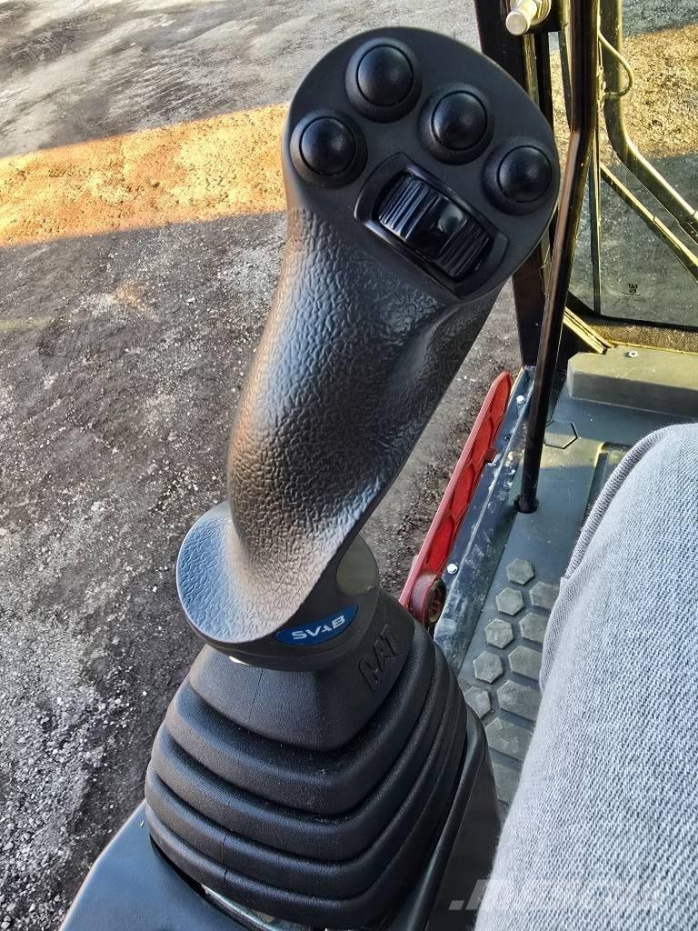 CAT 318 F حفارات بعجل