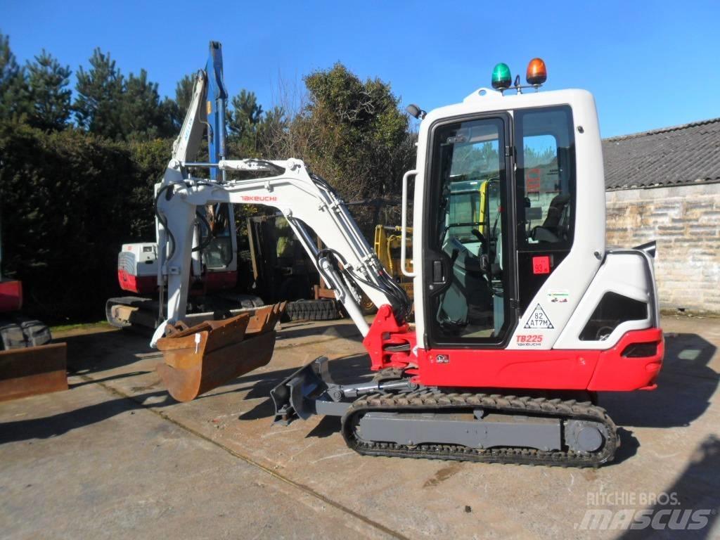 Takeuchi TB225 حفارات صغيرة أقل من 7 طن (حفارات صغيرة)