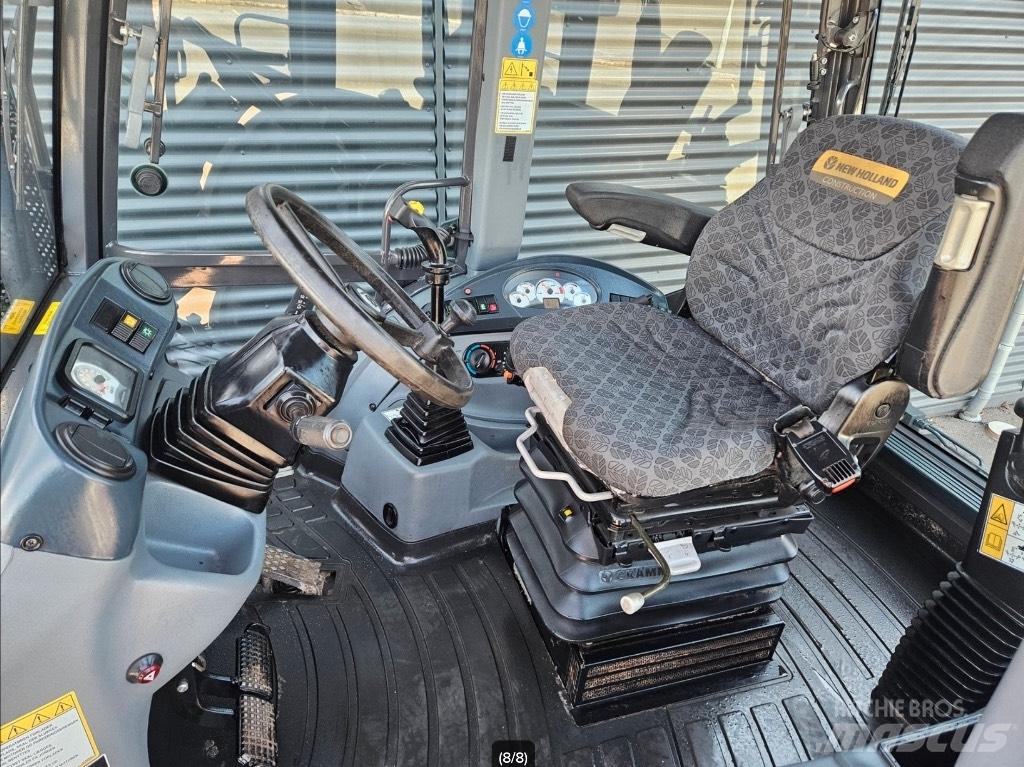 New Holland B 115 C لوادر ذات جرافات عكسية