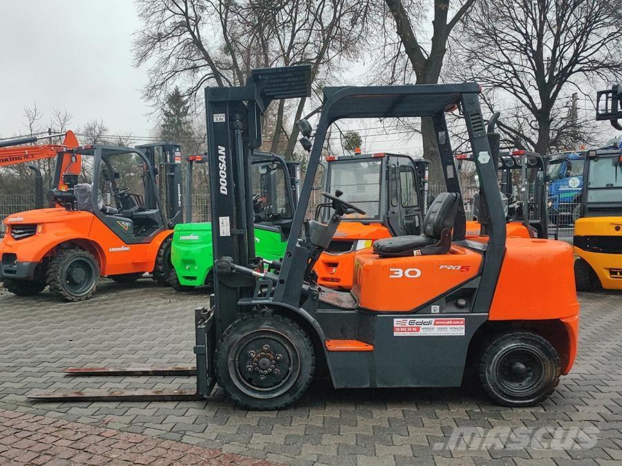 Doosan D30G شاحنات الديزل
