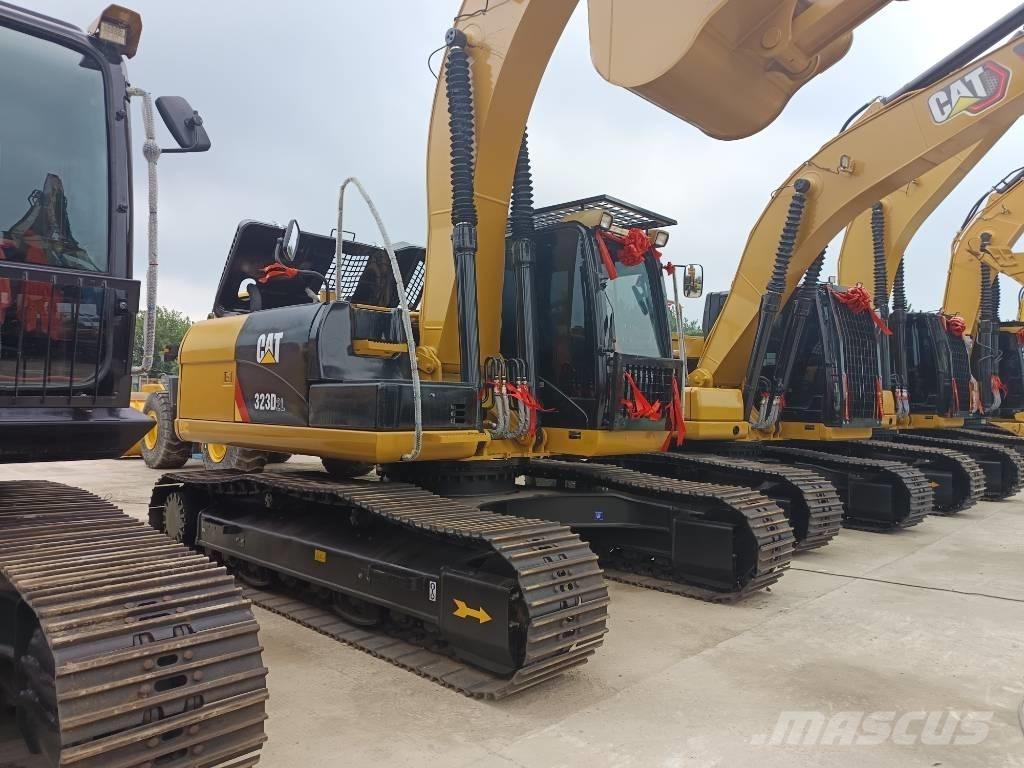 CAT 323 D2L حفارات زحافة