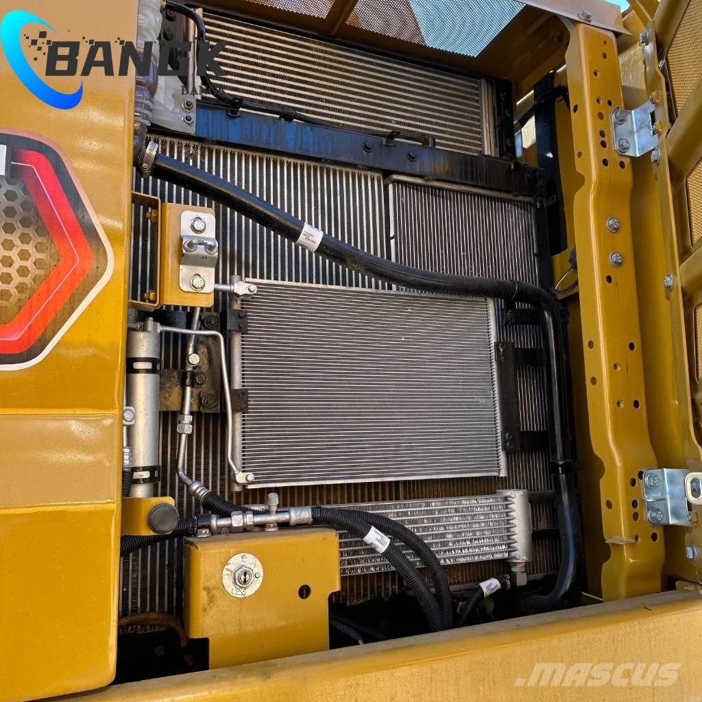 CAT 323 حفارات زحافة