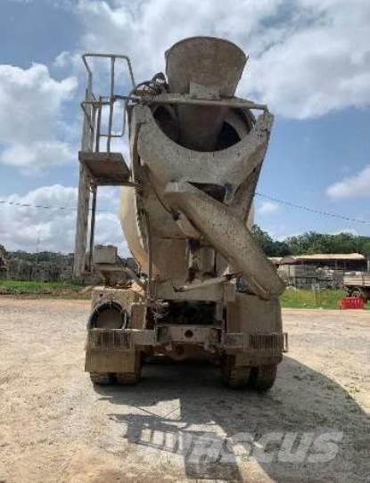 Iveco Trakker 440 شاحنات خرسانة