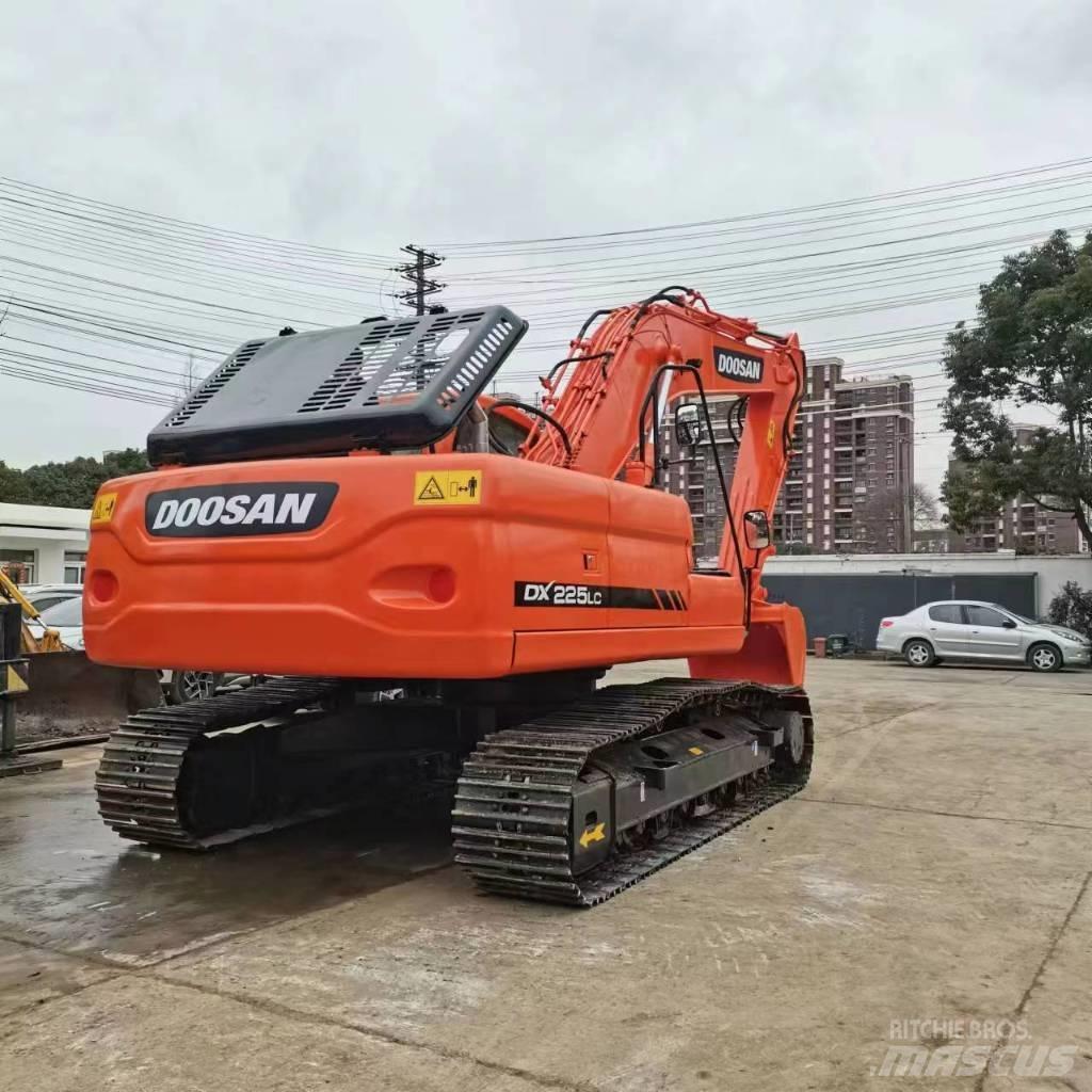 Doosan DX 225 LC حفارات زحافة