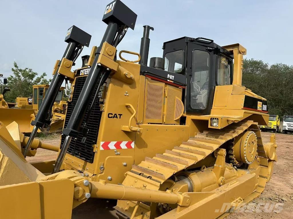 CAT D 8 R بلدوزرات مجنزرة