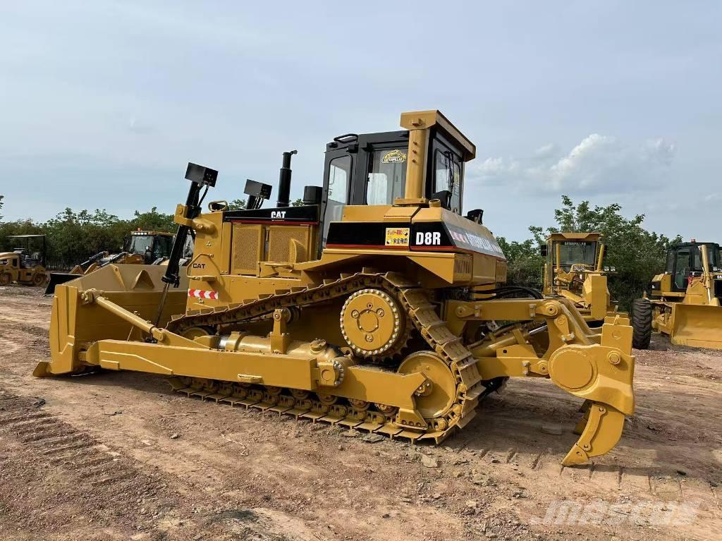 CAT D 8 R بلدوزرات مجنزرة