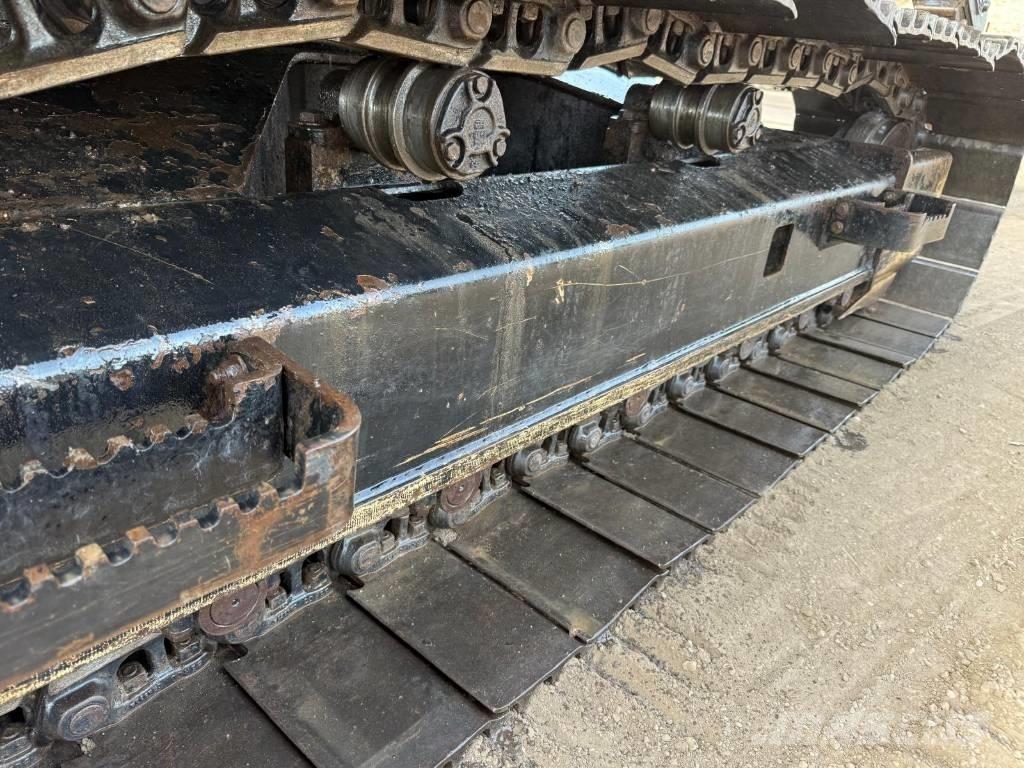 JCB JS 131 حفارات زحافة
