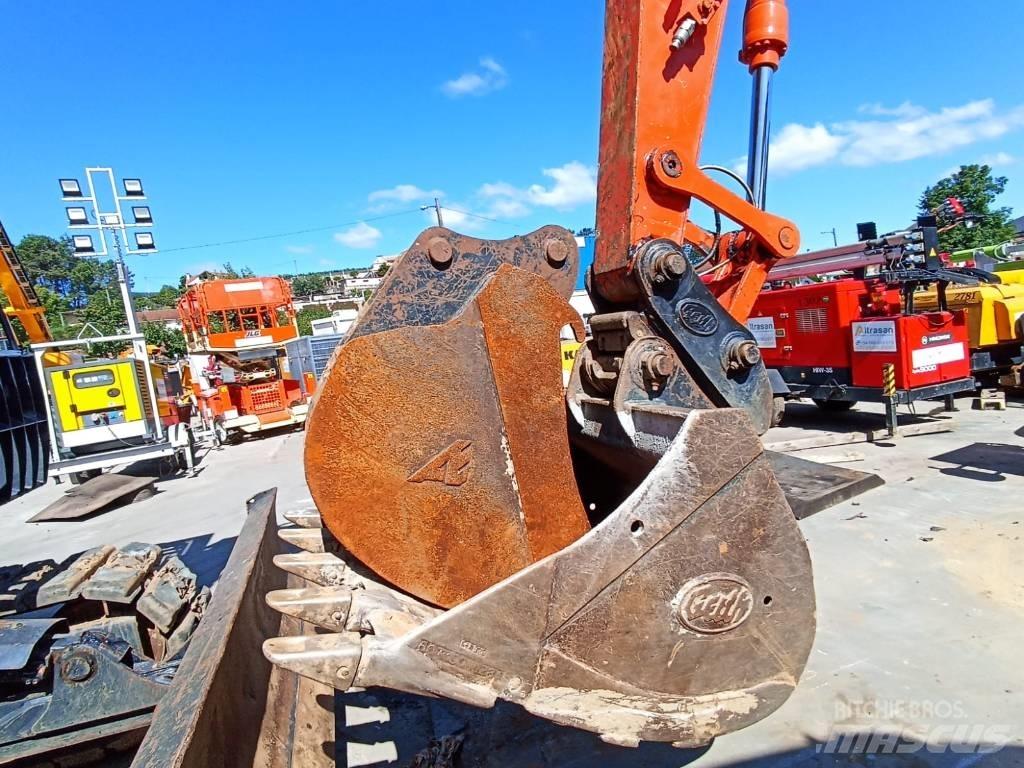 Hitachi ZX 135 US-6 حفارات زحافة