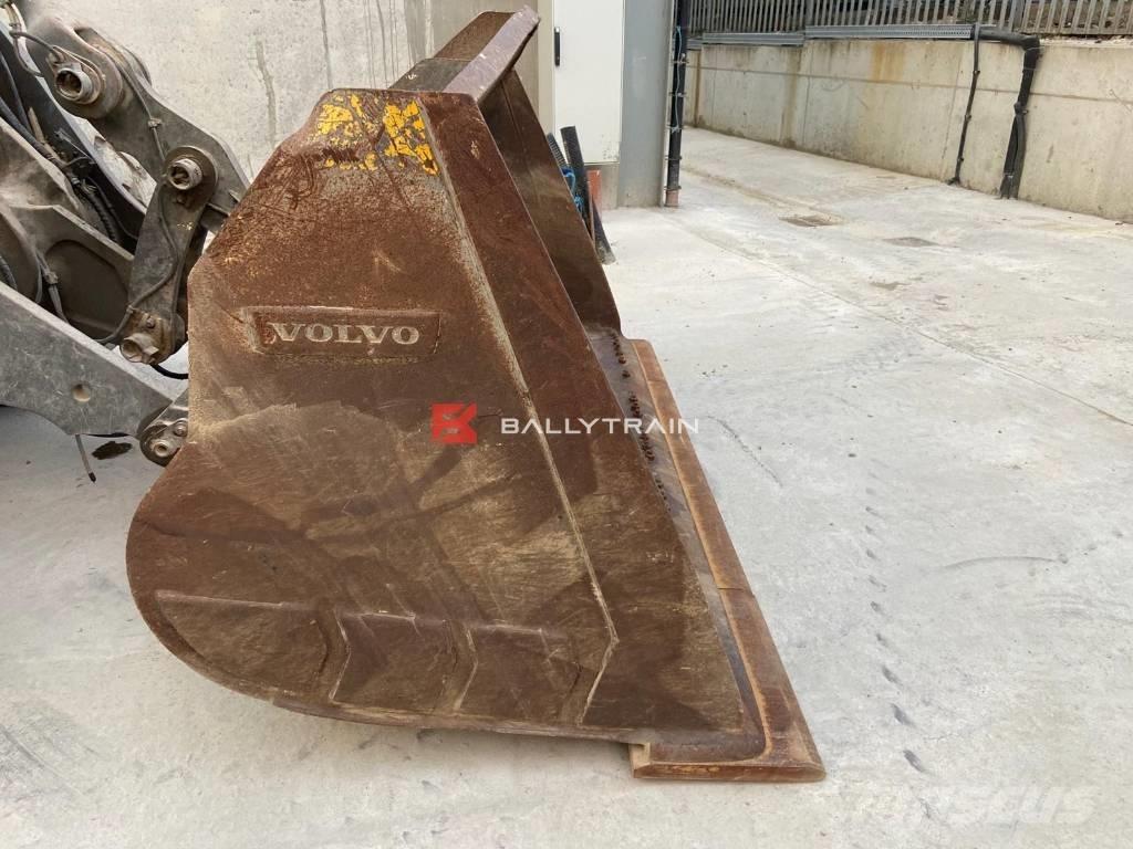Volvo L 120 H لوادر بعجل