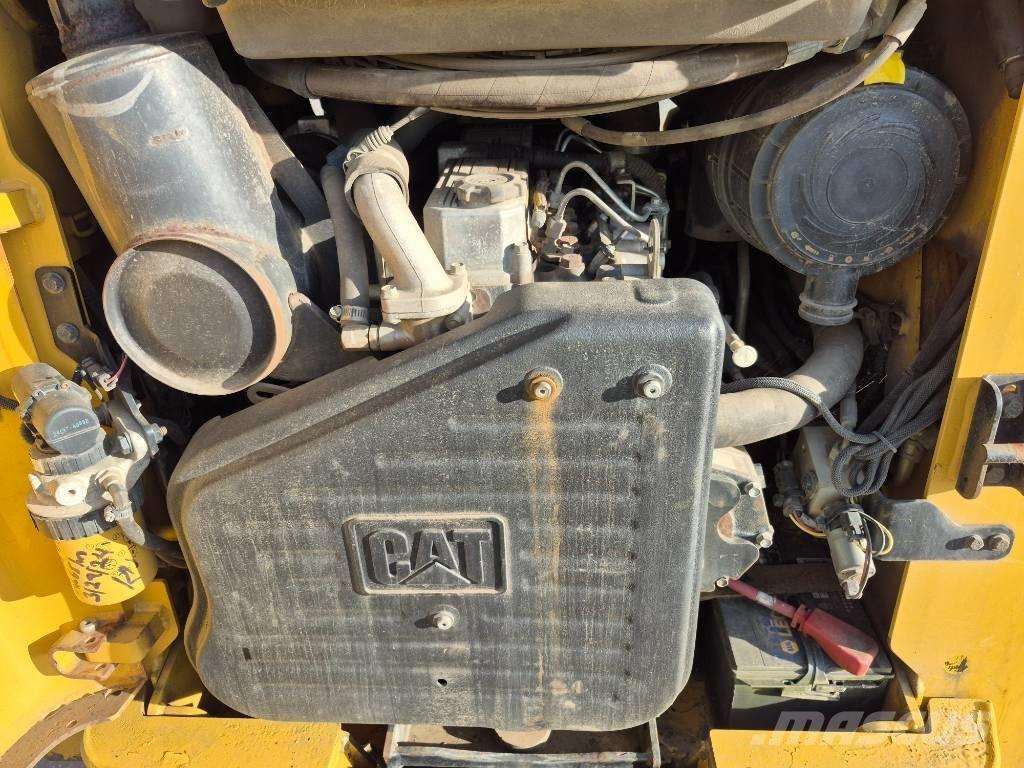 CAT 252 B 3 لوادر انزلاقية التوجيه